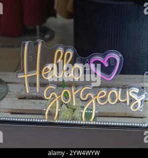 Hallo Gorgeous mit violettem Herztext Anmeldefenster Stockfoto
