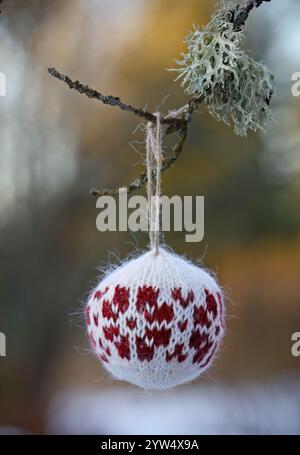 Wunderschöne handgemachte weihnachtskugel auf einem kleinen Zweig Stockfoto