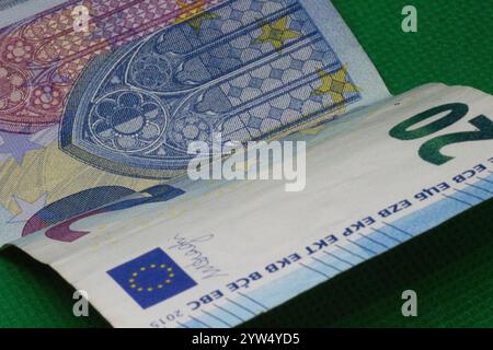 Detaillierte Betrachtung einer 20-Euro-Banknote. Stockfoto