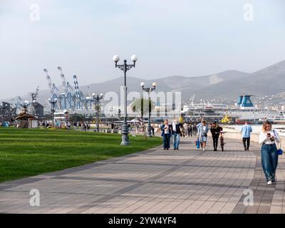 Noworossijsk, Russland - 18. August 2023 Säule Meer Ruhm Russlands auf dem Damm von Admiral Serebryakow. Stockfoto