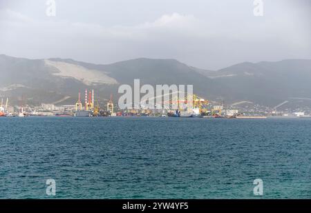 Seefracht segelt mitten im Ozean mit großen Wellen. Stockfoto