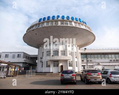 Noworossijsk, Russland - 18. August 2023 Gebäude der Noworossijsk Marine Station. Stockfoto