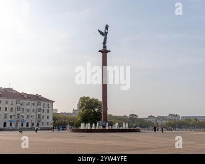 Noworossijsk, Russland - 18. August 2023 Säule Meer Ruhm Russlands auf dem Damm von Admiral Serebryakow. Stockfoto