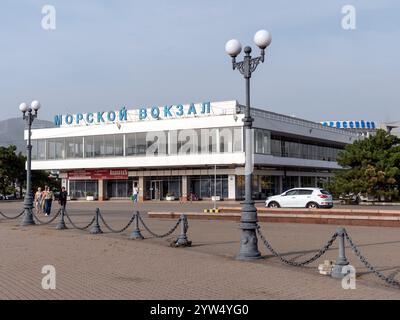 Noworossijsk, Russland - 18. August 2023 Gebäude der Noworossijsk Marine Station. Stockfoto