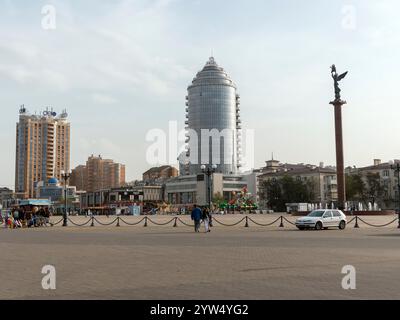 Noworossijsk, Russland - 18. August 2023 Säule Meer Ruhm Russlands auf dem Damm von Admiral Serebryakow. Stockfoto