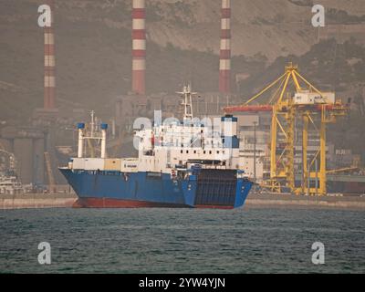 Seefracht segelt mitten im Ozean mit großen Wellen. Stockfoto