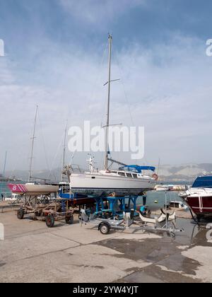Noworossijsk, Russland 28. August 2024 Parkplatz und Reparaturplatz für Yachten an der Schwarzmeerküste. Stockfoto