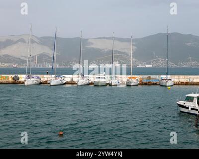 Noworossijsk, Russland 28. August 2024 Parkplatz und Reparaturplatz für Yachten an der Schwarzmeerküste. Stockfoto