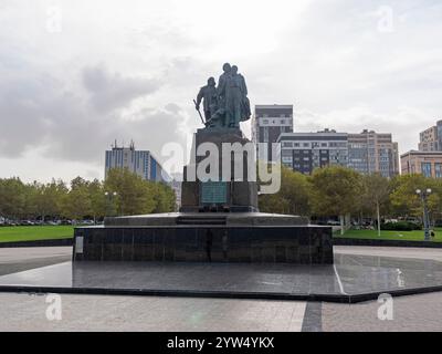 Noworossijsk, Russland 28. August 2024 das Denkmal für die toten Fischer des Wadenjäger Urup an der Schwarzmeerküste. Stockfoto