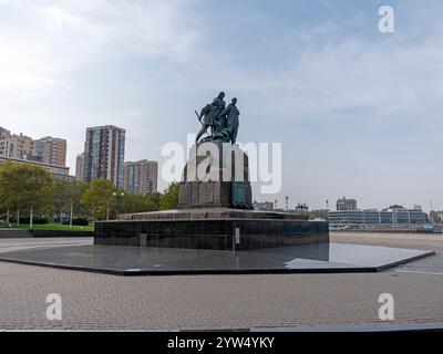 Noworossijsk, Russland 28. August 2024 das Denkmal für die toten Fischer des Wadenjäger Urup an der Schwarzmeerküste. Stockfoto