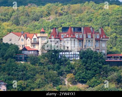 Abrau Durso, Russland 28. August 2024: Das Wings Hotel befindet sich am Ufer des Abrau-Sees. Stockfoto