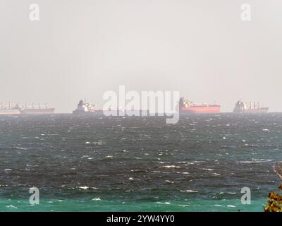 Seefracht segelt mitten im Ozean mit großen Wellen. Stockfoto