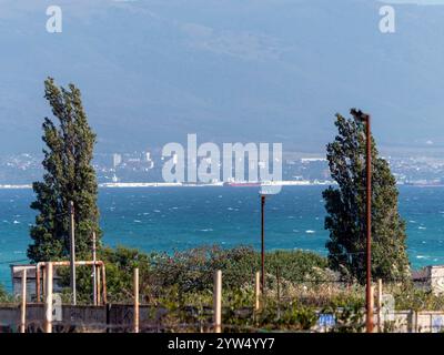 Seefracht segelt mitten im Ozean mit großen Wellen. Stockfoto