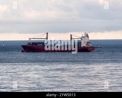 Seefracht segelt mitten im Ozean mit großen Wellen. Stockfoto