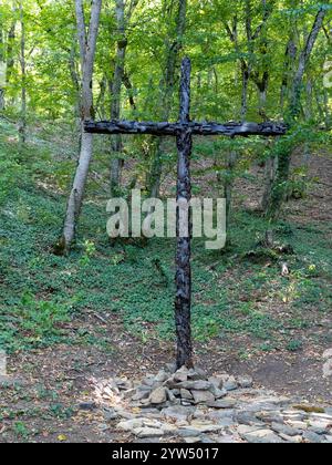 Noworossijsk, Russland 28. August 2024 Metallkreuz aus Bruchstücken im Wald. Stockfoto