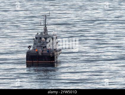 Seefracht segelt mitten im Ozean mit großen Wellen. Stockfoto