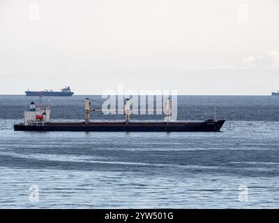 Seefracht segelt mitten im Ozean mit großen Wellen. Stockfoto