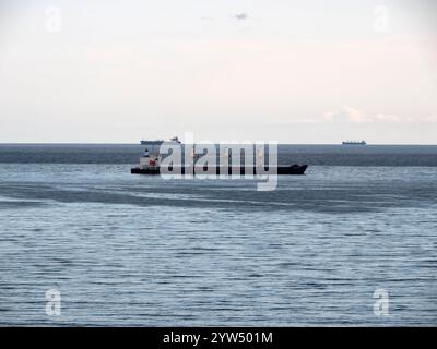 Seefracht segelt mitten im Ozean mit großen Wellen. Stockfoto