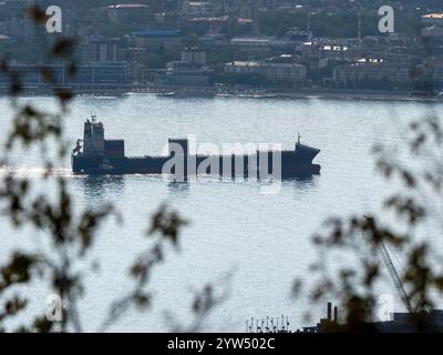 Seefracht segelt mitten im Ozean mit großen Wellen. Stockfoto