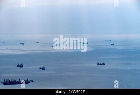 Seefracht segelt mitten im Ozean mit großen Wellen. Stockfoto