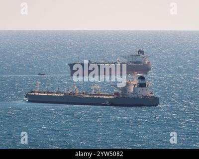 Seefracht segelt mitten im Ozean mit großen Wellen. Stockfoto