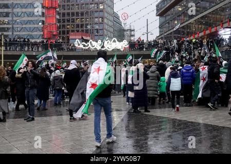 Stockholm, Schweden - 8.12.2024: Demonstration und Feier des syrischen Volkes auf dem Sergels-Torg-Platz, dem Tag des Sturzes des Assad-Regimes in Syrien Stockfoto