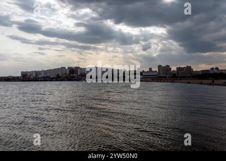 Noworossiysk, Russland 28. August 2024 Smaragdschwarzes Meer und Felsspucke Sonnenliegen und Sonnenschirme Aleksino. Stockfoto