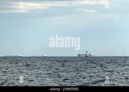 Seefracht segelt mitten im Ozean mit großen Wellen. Stockfoto