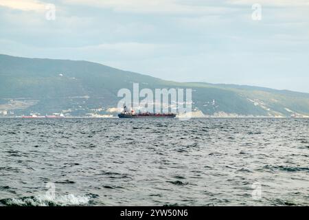 Seefracht segelt mitten im Ozean mit großen Wellen. Stockfoto