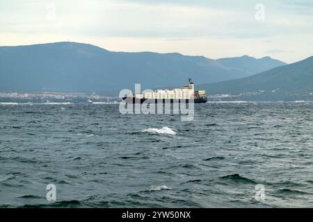Seefracht segelt mitten im Ozean mit großen Wellen. Stockfoto