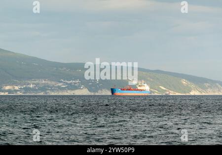 Seefracht segelt mitten im Ozean mit großen Wellen. Stockfoto