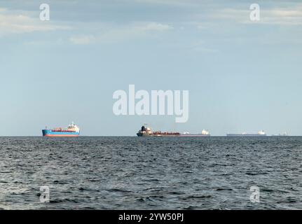 Seefracht segelt mitten im Ozean mit großen Wellen. Stockfoto