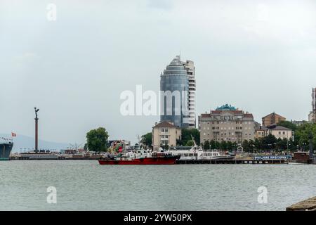 Noworossijsk, Russland - 18. August 2023 Säule Meer Ruhm Russlands auf dem Damm von Admiral Serebryakow. Stockfoto
