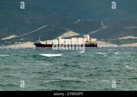 Seefracht segelt mitten im Ozean mit großen Wellen. Stockfoto
