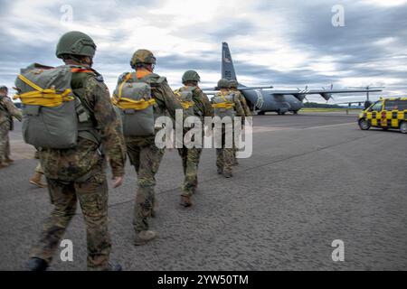 Deutsche Fallschirmjäger an Bord eines C-130 Herkules der US Air Force während einer NATO-Übung: Soldaten in voller Ausrüstung, Vorbereitung auf eine Luftlandemission, en Stockfoto