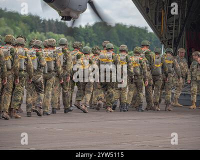 Deutsche Fallschirmjäger an Bord eines C-130 Herkules der US Air Force während einer NATO-Übung: Soldaten in voller Ausrüstung, Vorbereitung auf eine Luftlandemission, en Stockfoto