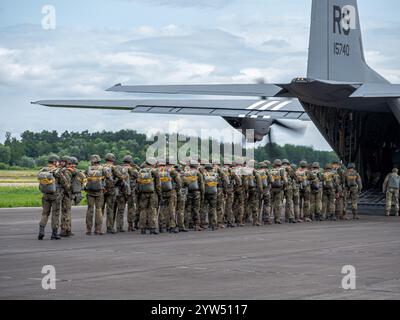 Deutsche Fallschirmjäger an Bord eines C-130 Herkules der US Air Force während einer NATO-Übung: Soldaten in voller Ausrüstung, Vorbereitung auf eine Luftlandemission, en Stockfoto