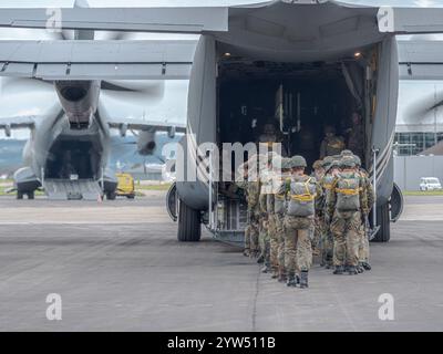 Deutsche Fallschirmjäger an Bord eines C-130 Herkules der US Air Force während einer NATO-Übung: Soldaten in voller Ausrüstung, Vorbereitung auf eine Luftlandemission, en Stockfoto