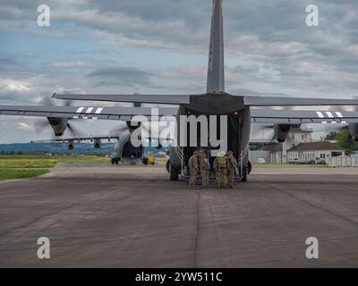 Deutsche Fallschirmjäger an Bord eines C-130 Herkules der US Air Force während einer NATO-Übung: Soldaten in voller Ausrüstung, Vorbereitung auf eine Luftlandemission, en Stockfoto