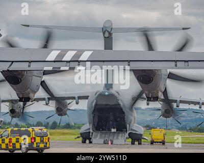 A C-130 Herkules der US Air Force während einer NATO-Übung: Ikonische Militärtransportflugzeuge in Aktion, liefern Truppen, Ausrüstung und Vorräte Stockfoto