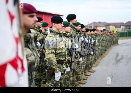 Pristina, RKS, Verteidigungsministerin Tanner besuchen die Österreichischen Truppen im Kosovo. Dezember 2024. im Bild Soldaten des Österreichischen Kontingentes im Kosovo // Soldaten des österreichischen Kontingents im Kosovo während des Verteidigungsministers Tanner die österreichischen Truppen im Kosovo besucht. Pristina, Kosovo am 2024.12.09. - 20241209 PD4714 Credit: APA-PictureDesk/Alamy Live News Stockfoto