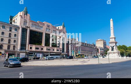 Lissabon, Portugal - 15. August 2017: Blick auf den Restauradores-Platz mit Teatro Eden-Fassade an einem sonnigen Tag gehen gewöhnliche Menschen die Straße Stockfoto