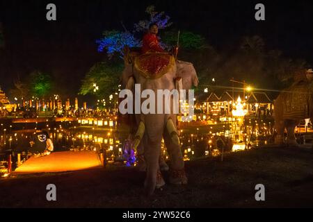 Majestätischer Elefant während des Laternen-Festivals von Loy Krathong im Sukhothai Historical Park. Hochwertige Fotos Stockfoto