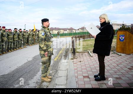 Pristina, RKS, Verteidigungsministerin Tanner besuchen die Österreichischen Truppen im Kosovo. Dezember 2024. im Bild Bundesministerin für Landesverteidigung mag. Klaudia Tanner (ÖVP) // Bundesverteidigungsministerin mag. Klaudia Tanner (österreichische Volkspartei) während der Verteidigungsministerin Tanner die österreichischen Truppen im Kosovo besucht. Pristina, Kosovo am 2024.12.09. - 20241209 PD4727 Credit: APA-PictureDesk/Alamy Live News Stockfoto