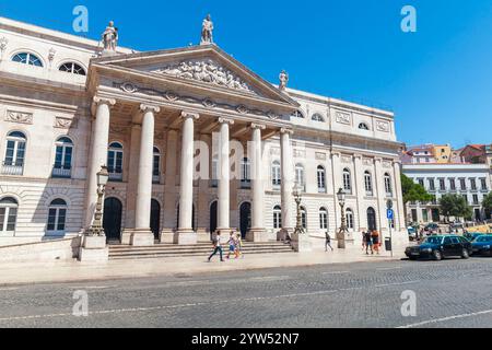 Lissabon, Portugal - 12. August 2017: Touristen spazieren in der Nähe des Nationaltheaters D. Maria II Stockfoto