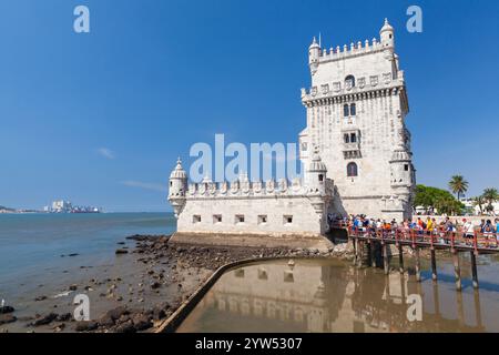 Lissabon, Portugal - 13. August 2017: Touristen warten in der Nähe des Turms von Belem oder des Turms von St. Vincent Stockfoto