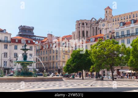 Lissabon, Portugal - 15. August 2017: Touristen sind an einem sonnigen Sommer auf dem Rossio-Platz Stockfoto