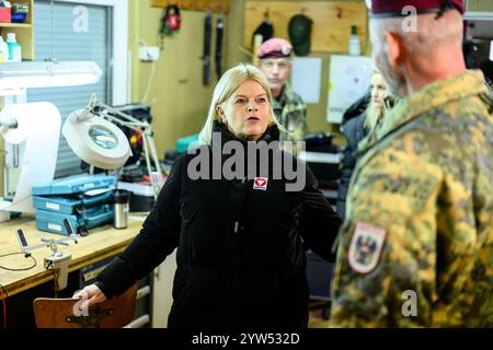 Pristina, RKS, Verteidigungsministerin Tanner besuchen die Österreichischen Truppen im Kosovo. Dezember 2024. im Bild Bundesministerin für Landesverteidigung mag. Klaudia Tanner (ÖVP) // Bundesverteidigungsministerin mag. Klaudia Tanner (österreichische Volkspartei) während der Verteidigungsministerin Tanner die österreichischen Truppen im Kosovo besucht. Pristina, Kosovo am 2024.12.09. - 20241209 PD4736 Credit: APA-PictureDesk/Alamy Live News Stockfoto