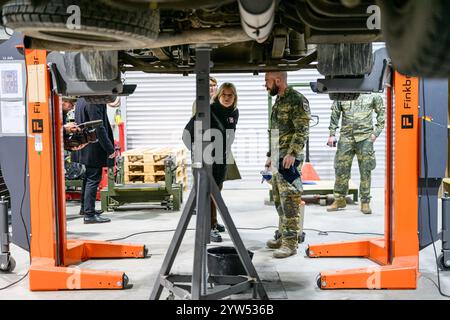 Pristina, RKS, Verteidigungsministerin Tanner besuchen die Österreichischen Truppen im Kosovo. Dezember 2024. im Bild Bundesministerin für Landesverteidigung mag. Klaudia Tanner (ÖVP) // Bundesverteidigungsministerin mag. Klaudia Tanner (österreichische Volkspartei) während der Verteidigungsministerin Tanner die österreichischen Truppen im Kosovo besucht. Pristina, Kosovo am 2024.12.09. - 20241209 PD4771 Credit: APA-PictureDesk/Alamy Live News Stockfoto