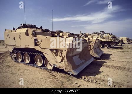 Erster Golfkrieg: 17. März 1991 zwei M9 Armored Combat Earthmover (Asse) der US Army in Nordkuwait, nahe der irakischen Grenze bei um Qasr. Im Hintergrund befinden sich zwei gepanzerte Bergungsfahrzeuge M88A1 (Armored Recovery Vehicles, ARVs). Stockfoto